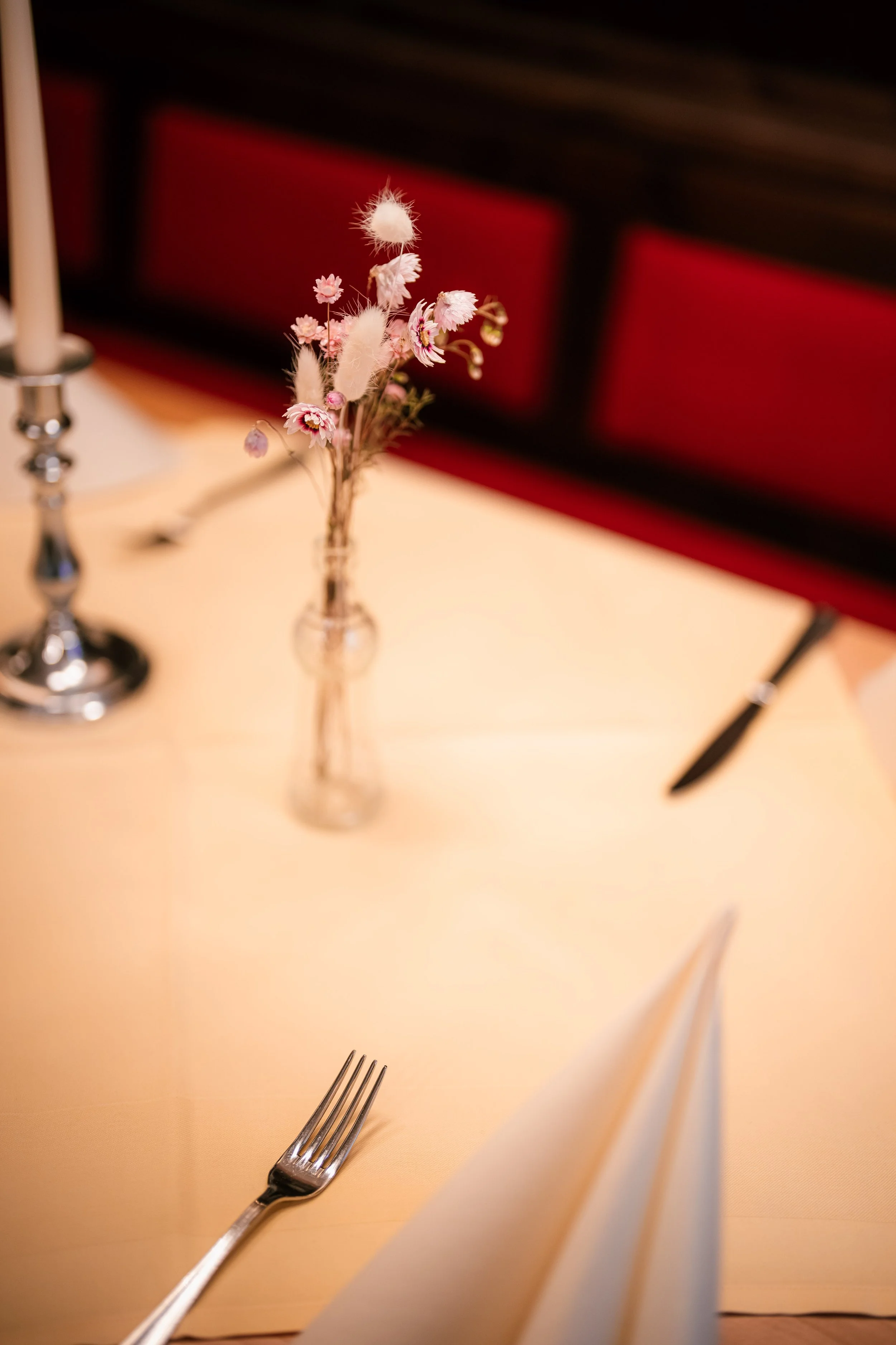 Gedeckter Tisch mit Trockenblumen und Kerzenständer
