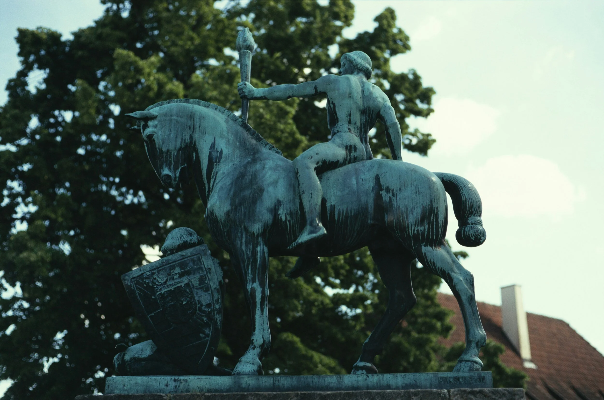 Bronzestatue eines Reiters mit Fackel – Sehenswürdigkeit nahe der Loreley in Coburg