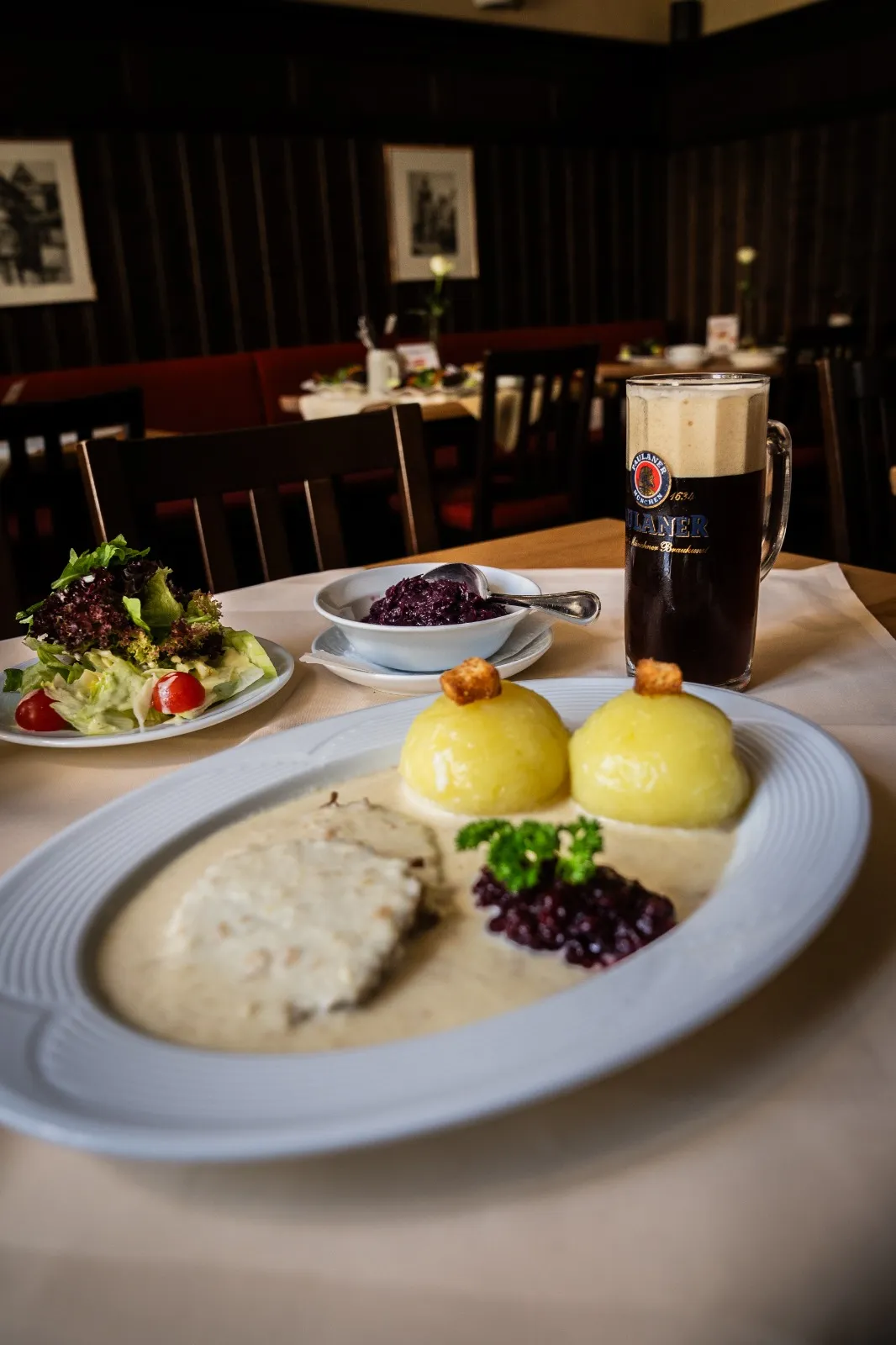 Fränkischer Braten mit hausgemachten Klößen, Blaukraut und dunklem Bier